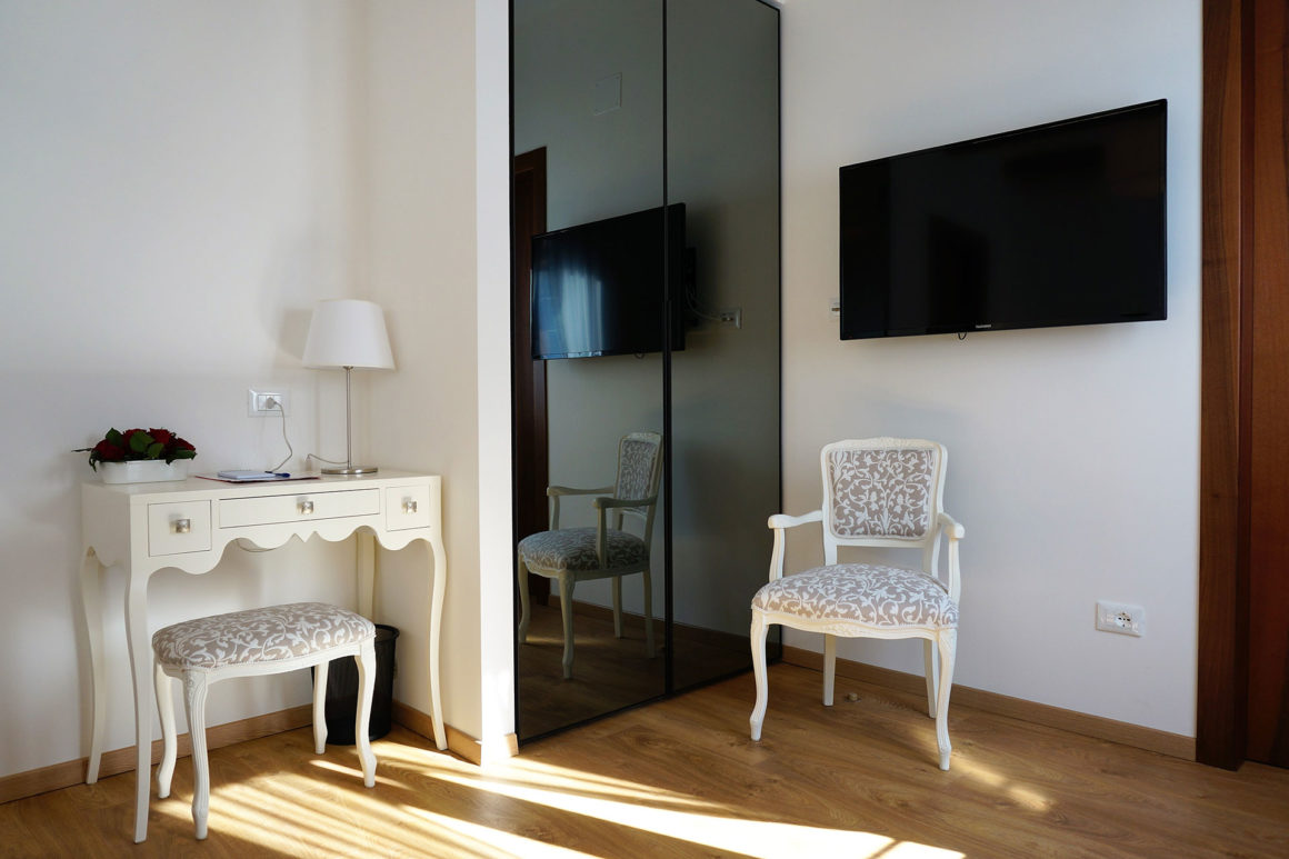 Double Room Classic - Wardrobe and Chair | Luxury B&B in Venice